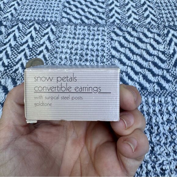 Vintage Avon Snow Petals earrings - Picture 4 of 4